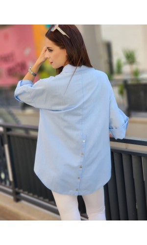 ARKASI DÜĞMELİ KETEN GÖMLEK AÇIK MAVİ